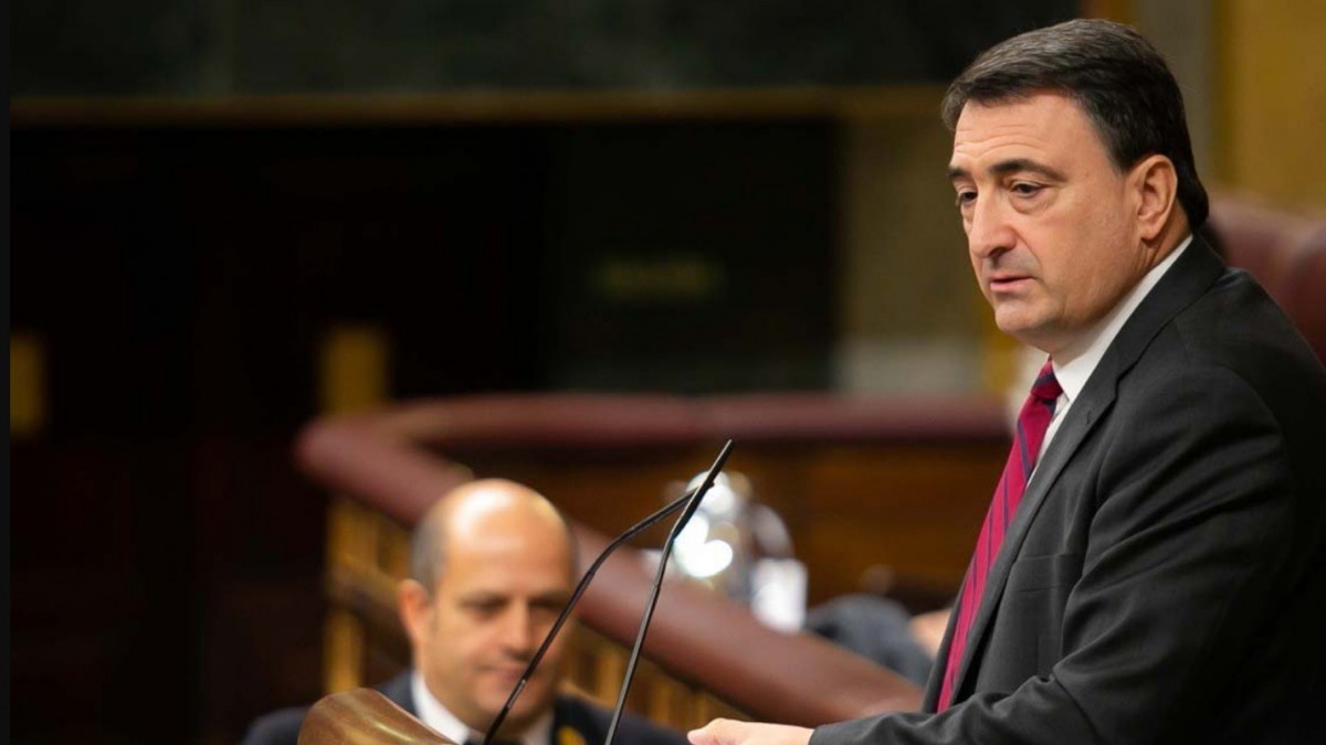 Urratsak ematea eta Kataluniari proposamen zehatzak egitea eskatu dio Aitor Estebanek Pedro Sánchezi, eskuzabaltasunez, etorkizunerako ikuskeraz eta dogmatismoa bazterrean utzita 