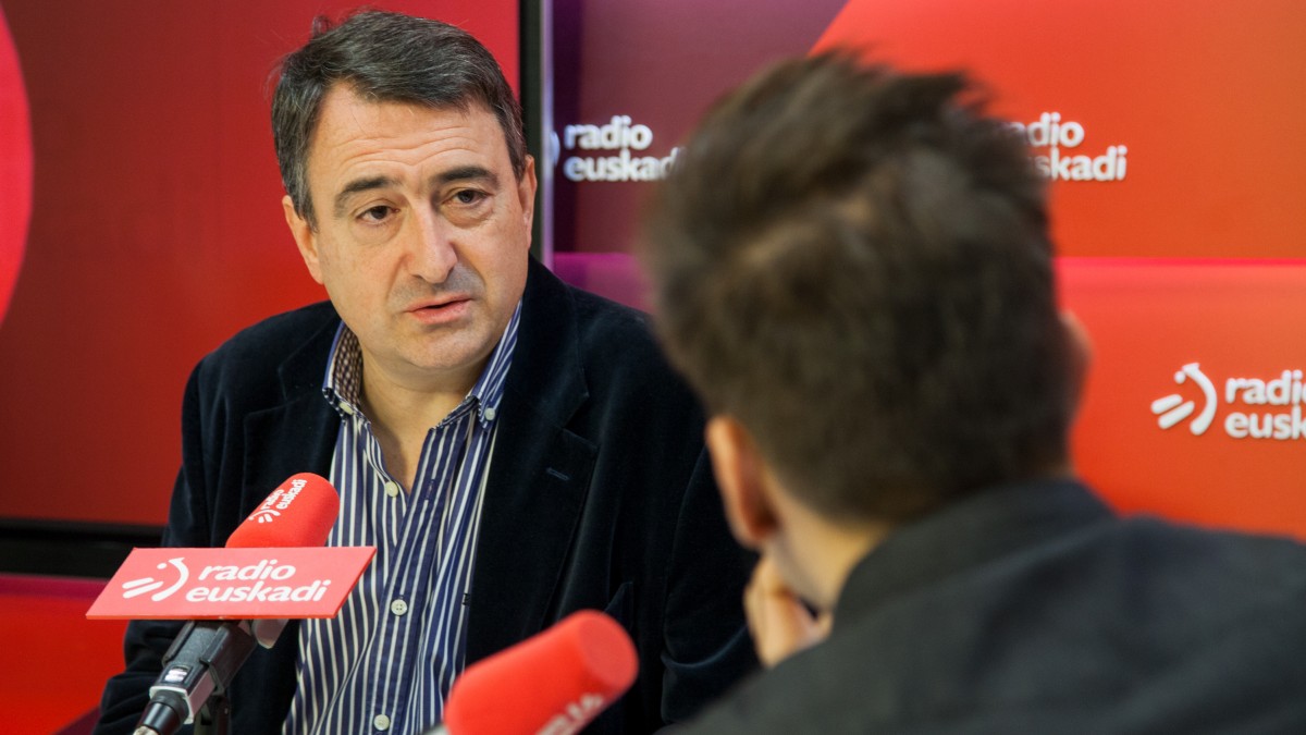 Aitor Estebanek PP eta Ciudadanosi egotzi die VOX alderdia zuritu izana, eta ohartarazi du hezkuntza birzentralizatzeak “denak eztanda egitea” eragingo duela 