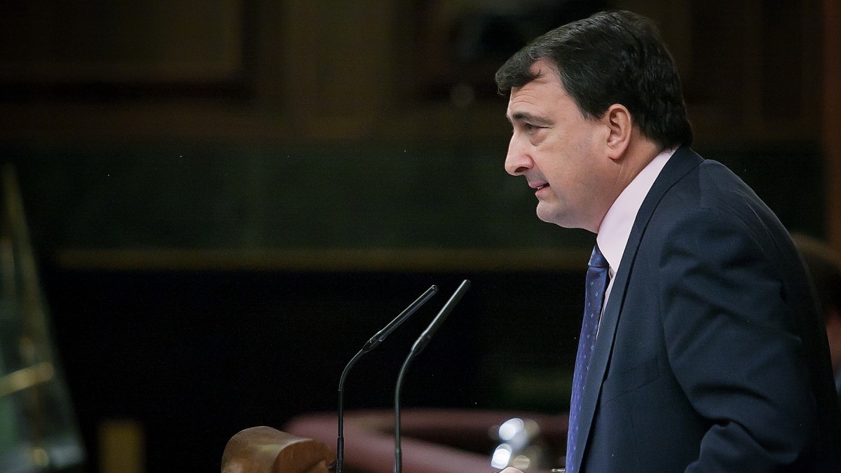 Aitor Esteban, preocupado por la parálisis del Gobierno en funciones, urge a Carmen Calvo a “tomar decisiones y dar respuesta a los compromisos con la CAV y Navarra”