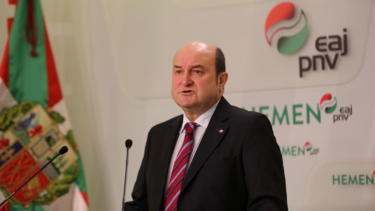 Ortuzar: “Legardaren testuan Autogobernu Lantaldean adostutako oinarriak jasotzen dira eta beste ezeinek baino hobeto uztartzen ditu legezkotasun printzipioa eta printzipio demokratikoa: EAJ-PNVk testu horretan aitortzen du bere burua”