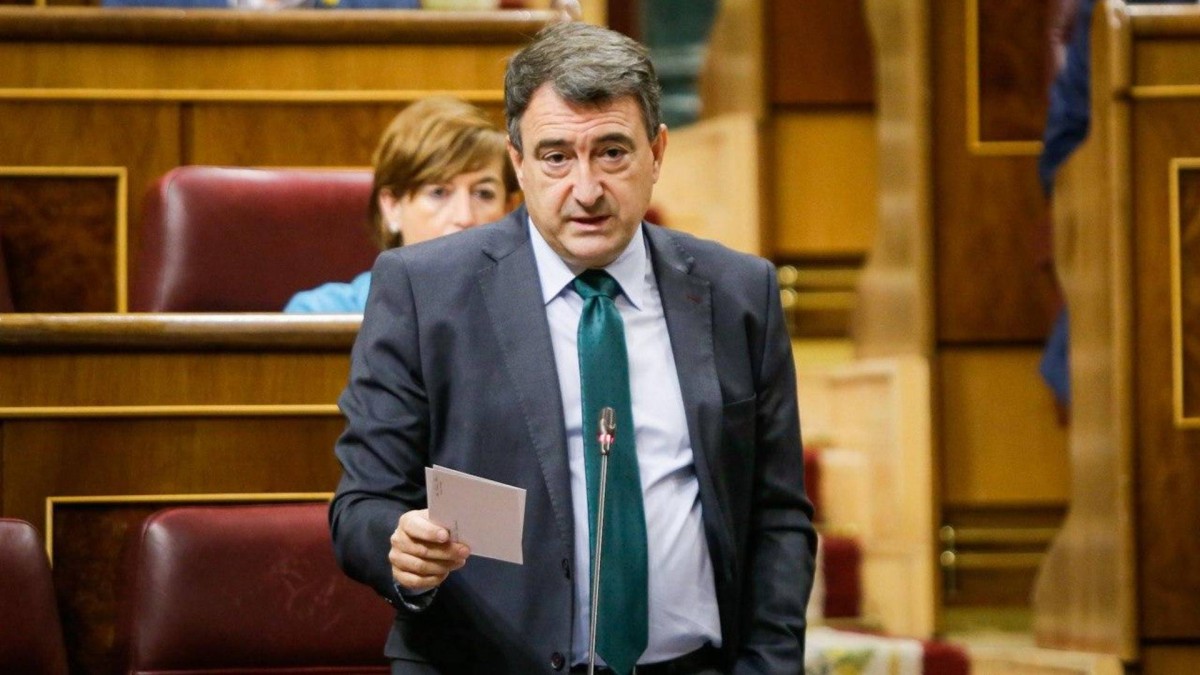 Aitor Esteban advierte a Pedro Sánchez: “Si quiere contar con el PNV, cumpla ya lo acordado y convoque la Comisión Mixta para autorizar el endeudamiento de la CAV”
