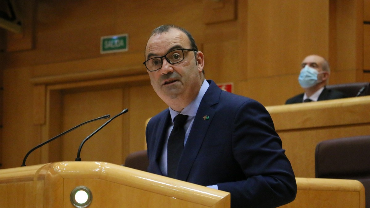 Luke Uribe-Etxebarria pide al comisario europeo de Relaciones Institucionales que la UE tenga en cuenta la realidad institucional vasca