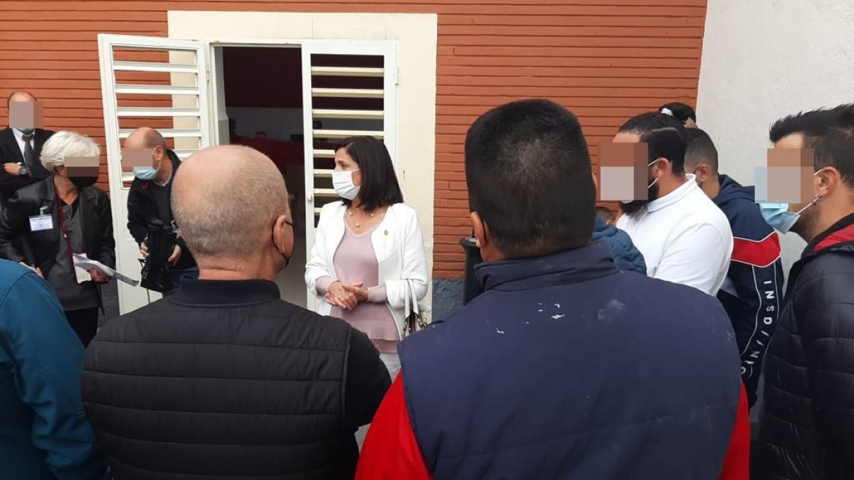 Artolazabal conversa, en el patio del Centro penitenciario Bizkaia, con un grupo de personas reclusas sobre sus inquietudes