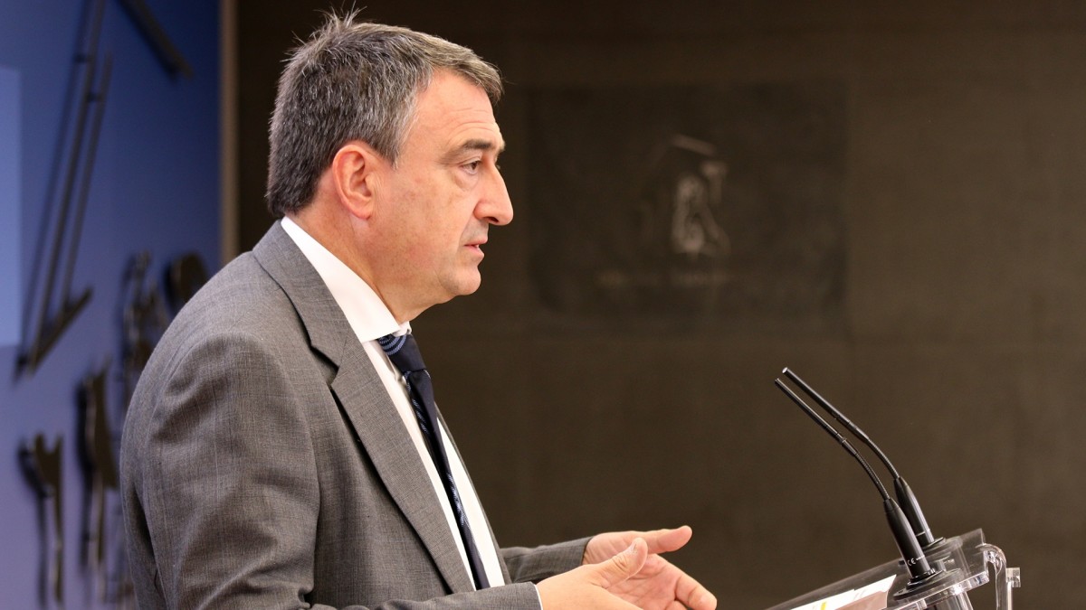Geratzen den legealdi zatirako “Ibilbide-orri argia” eta kideekin “konpromisoak betetzea” erreklamatu dio Aitor Estebanek Gobernuari