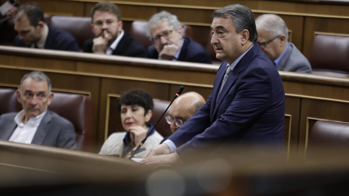 Aitor Estebanek EAJ-PNVren kezka adierazi dio Pedro Sanchezi egungo egoera geopolitikoaren aurrean: 