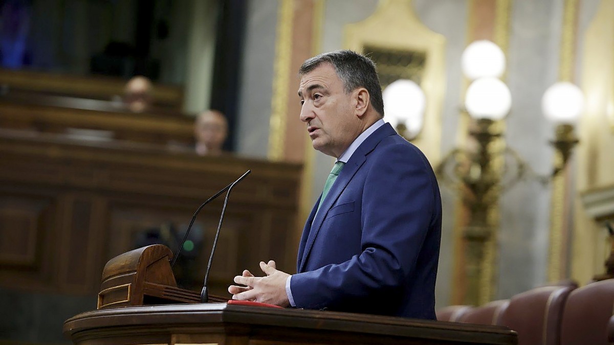 Estebanek Sekretu Ofizialen Legea erreformatzeko eskatu dio Sanchezi: 