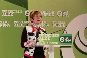 Arantxa Tapia y Joseba Egibar en el acto político de la plaza Gaskuña del Antiguo