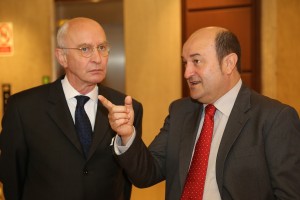 Andoni Ortuzar con el Embajador y la Consúl de Belgica en Bilbao, Jan De Bock  Sylvie Lagneaux