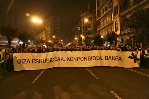 Miles de personas se manifiestan en Bilbao en favor de los derechos humanos, el acuerdo y la paz