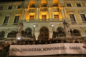 Milaka pertsona manifestatu dira Bilbon giza eskubide, konponbidea eta bakearen alde