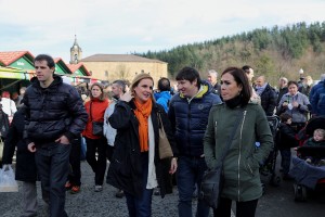 Itxaso Atutxa, Unai Rementeria e Irene Pardo con representantes de EAJ PNV de Durangaldea en Abadiño