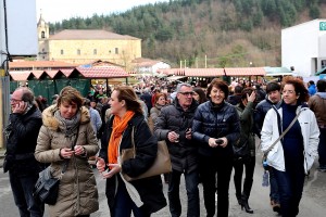 Itxaso Atutxa, Unai Rementeria e Irene Pardo con representantes de EAJ PNV de Durangaldea en Abadiño