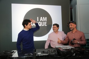 Unai Rementeria y Juan Mari Aburto en una fiesta con jóvenes de Bizkaia y Bilbao