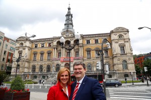 Juan Mari Aburto con Itxaso Atutxa en el Ayto de Bilbao