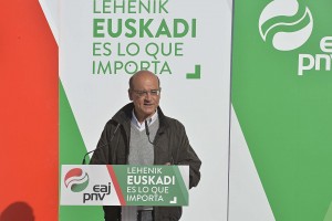Mitin en Agurain - Almudena Otaola, Mikel Legarda y Andoni Ortuzar