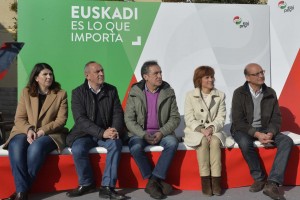 Mitin en Agurain - Almudena Otaola, Mikel Legarda y Andoni Ortuzar