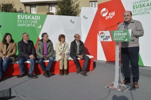 Mitin en Agurain - Almudena Otaola, Mikel Legarda y Andoni Ortuzar