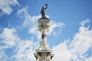 Manifiesto ante el monumento a los Fueros