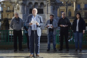 Manifiesto ante el monumento a los Fueros