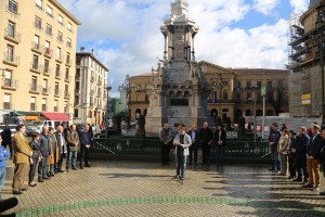 Manifiesto ante el monumento a los Fueros