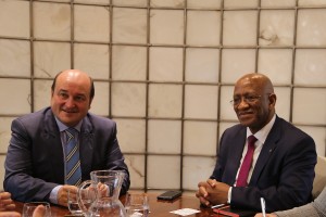 Andoni Ortuzar eta Mikel Burzako Lula S.Ngonyama Sudáfricako enbaxadorearen bixitan