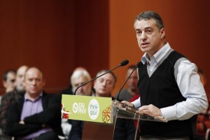 IÑIGO URKULLU, ETA ATZEKO ALDEAN TXENTXO JIMENEZ (ARALAR) ETA JAVIER LEOZ (EAJ-PNV)