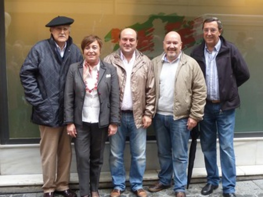 Foulard eta txapelaz jantzitako euskotarra