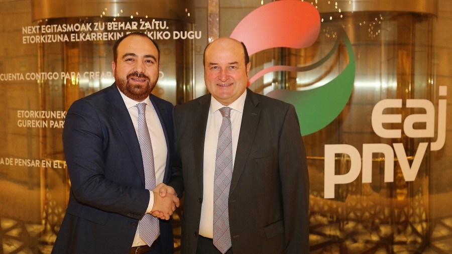 Andoni Ortuzarrek Sabin Etxean hartu du  Fuad Chahín, Txileko Alderdi Demokrata Kristauko presidentea 