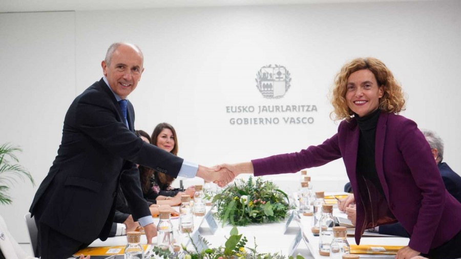 Espainiako eta Euskadiko gobernuek Euskadiri bi trenbide eta AP-1 autobidean geratzen den azken tartea transferitzea adostu dute
