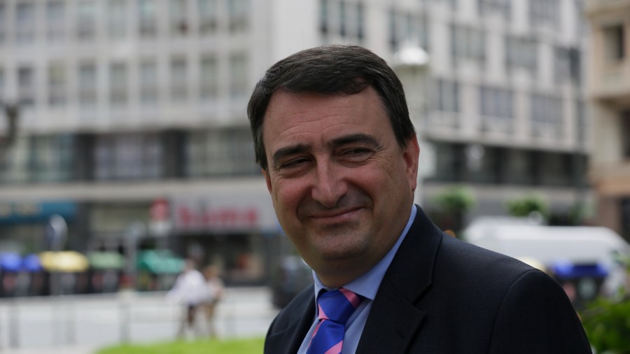 Aitor Estebanek Batzorde Konstituzionala presaz deitu dadila erreklamatu du, Sekretu Ofizialen Legearen erreforma eztabaidatze aldera