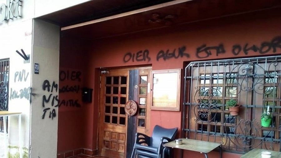 Igorreko batzokian egin dituzten pintadak salatu ditu BBBk