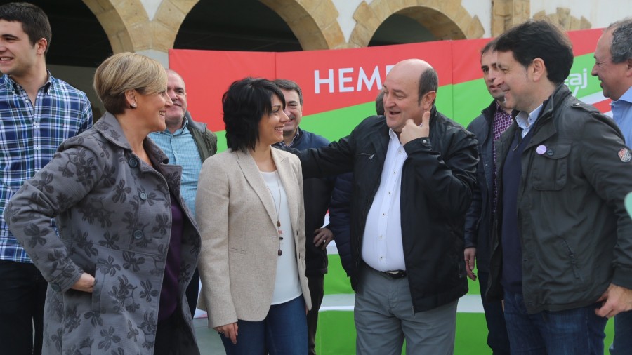 Ortuzarrek aste honetan Euskaditik kanpaina egiten ibili diren Sánchez eta Casadori ohartarazi die: “Ez dezatela ahaztu norengatik dagoen bakoitza dagoen tokian” 