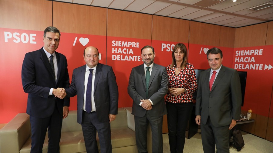 Ortuzarrek Sánchezi adierazi dio EAJ ez dela bere inbestidurarako “inolako oztopo” izango, baina PSOE eta Podemosi eskatu die euskal autogobernua “zorrozki errespetatzea”