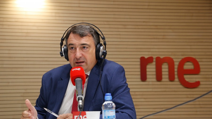 Aitor Esteban, “guztiz etsituta” Espainiako politikarekin: “Denak dabiltza Rolex-etan, ahal duten abantailarik handiena ateratzekotan eta itxurakeria hutsetan” 