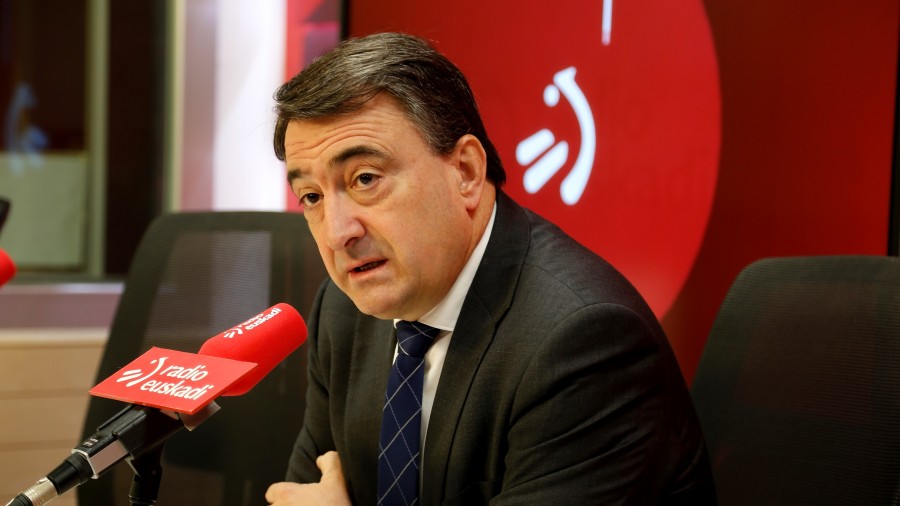 Vox-enganako jarrerarekin “batzuk suarekin jolasean dabiltzala eta beste batzuek garrantzi handirik ematen ez diotela” gaitzetsi du Aitor Estebanek 