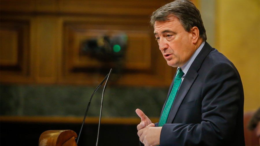 EAJ-PNVk Luzapenari “baietza” emango diola adierazi dio Estebanek Sánchezi, baina “ jarrera aldaketa” exijitu dio elkarrizketan eta Autonomia Erkidegoen parte hartzean, babes hori ematen jarraitzeko 