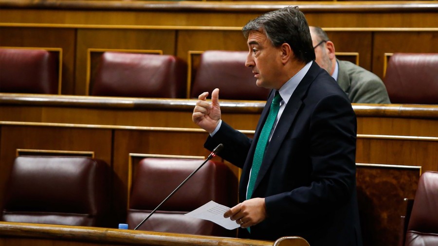 Aitor Estebanek Pablo Iglesiasi: Gutxieneko errentak “arrakasta” izatea nahi baduzu “kide izan ahal dituzunekin gehiago hitz egin eta presa gutxiago” 