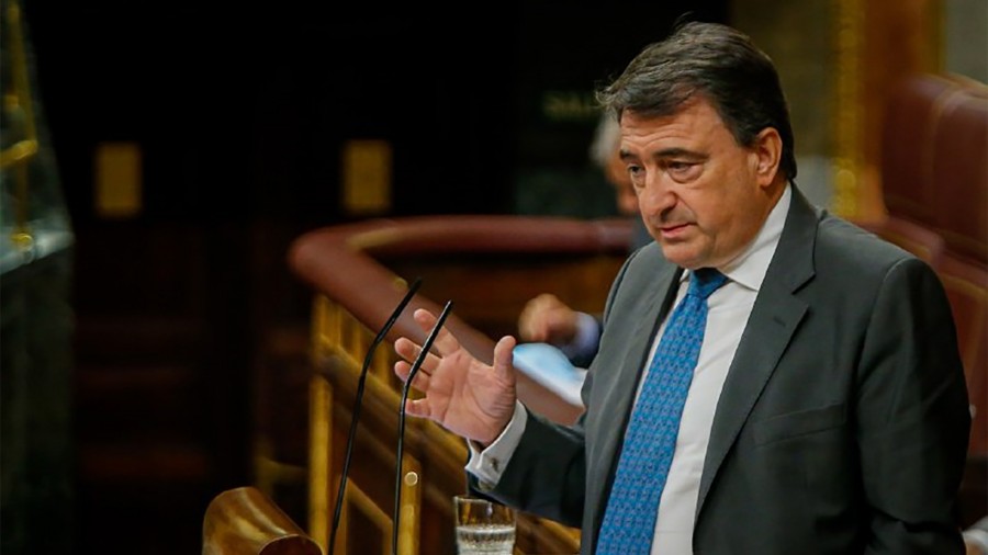 Aitor Esteban carga contra el 
