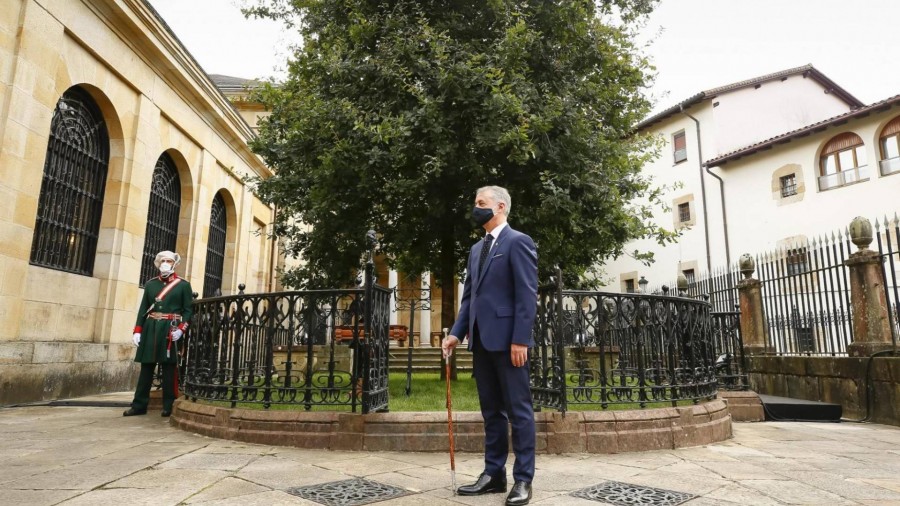 Urkullu jura su cargo bajo el Árbol de Gernika