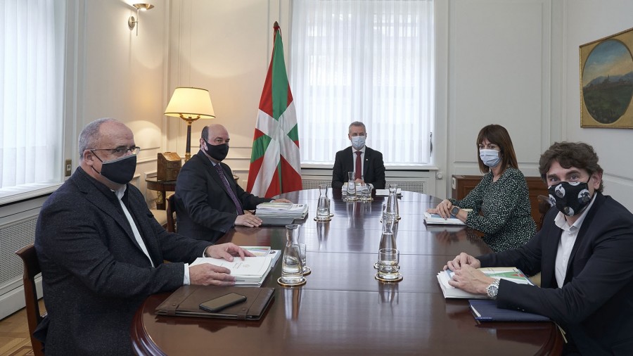 Eusko Jaurlaritzak legegintza berriaren lehen bi hilabeteotan egin duen “lan eskerga” baloratu dute Ortuzarrek eta Egibarrek 