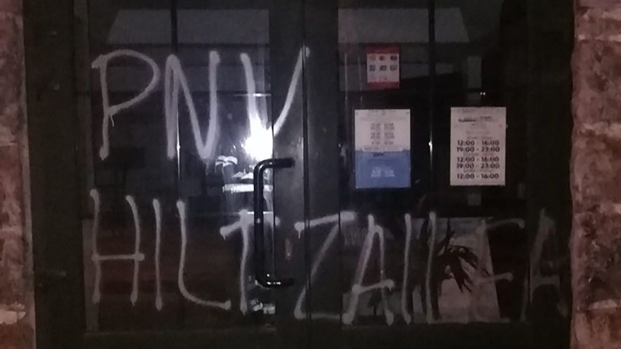 BBBk Lekeitioko batzokiaren eta udaletxearen aurkako erasoa eta alkatearen, EAJ-PNVren eta Ertzaintzaren aurka egindako mehatxuak eta irainak gaitzetsi ditu