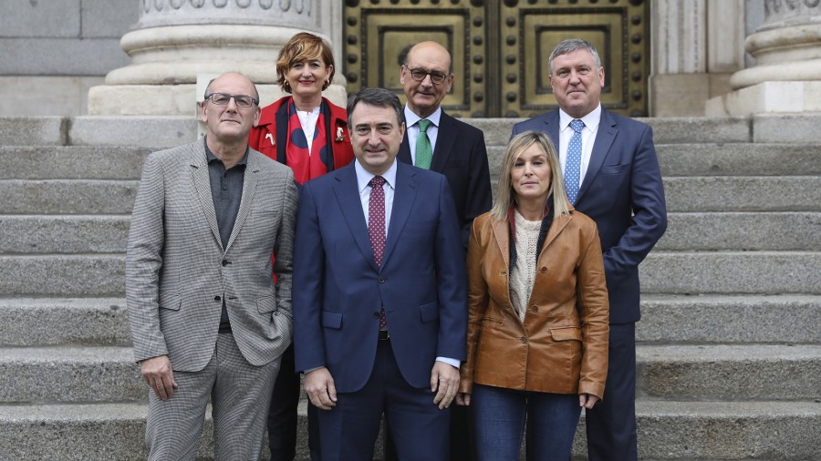 Euskal Taldeak Araudia erreformatzea proposatu du Lege Izaerarik ez duten agintaldien kontrola egiteko 