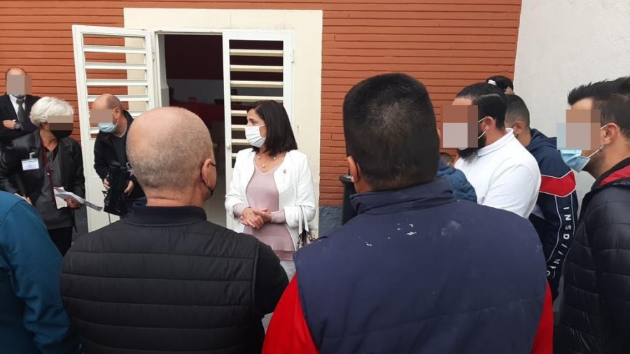 Artolazabalek preso-talde batekin jardun du hizketan, Bizkaia espetxeko patioan, haien egonezinei buruz