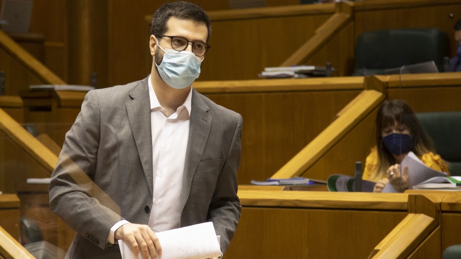 Hezkuntza-sistemaren etorkizuna aztertzen duen Ponentziako presidenteak ondorioen zirriborroa aurkeztu die taldeei