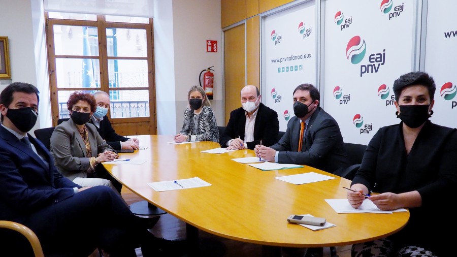 Ortuzarrek eta Hualdek Chiviteri erreklamatu diote argi eta garbi inbestidurako kideen alde egin dezala, beste tentaziori begiratu gabe