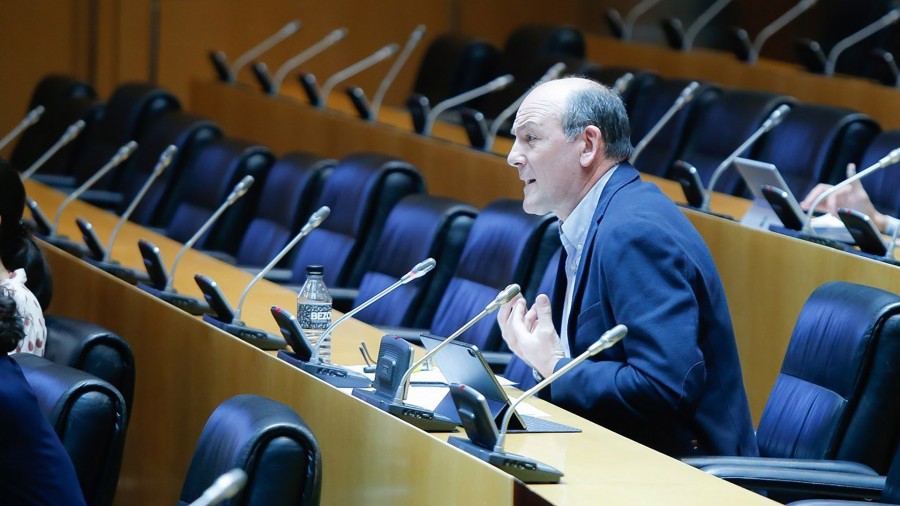 ‘Bai da baietz bakarra‘ legearen alde bozkatu du Euskal Taldeak 