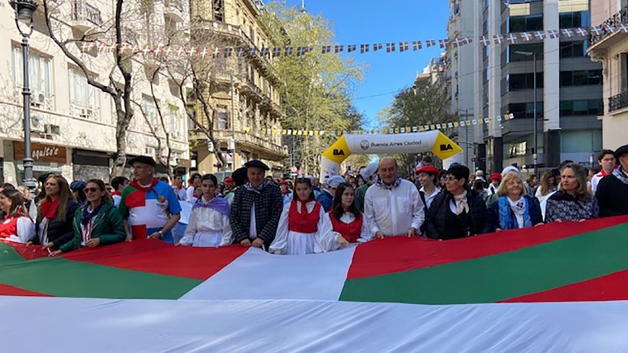 “Latinoamerikarantz begiratzen hastea” aldarrikatu du EAJ-PNVk eta balantze “oso positiboa” egin du Ortuzarrek, Zaratek eta Burzakok Argentinara egin duten bidaiaz 