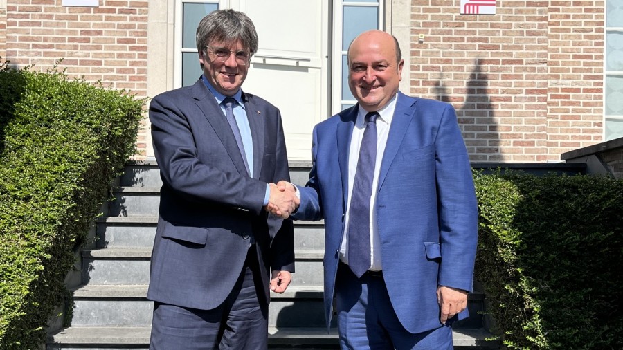Ortuzar y el president Puigdemont se reúnen en Waterloo para estrechar las relaciones entre EAJ-PNV y Junts y analizar el panorama político en el Estado español tras el 23-J
