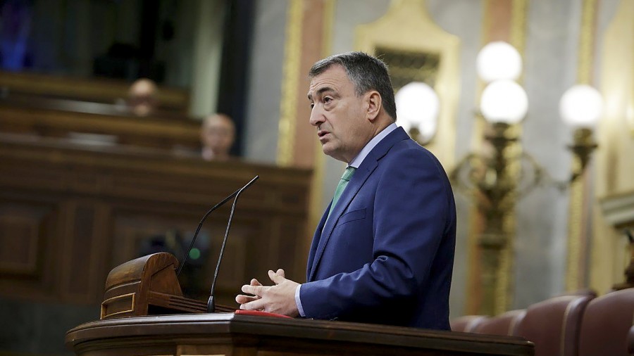 Estebanek Sekretu Ofizialen Legea erreformatzeko eskatu dio Sanchezi: 