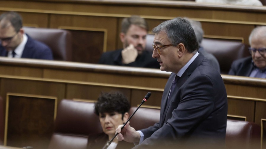 Aitor Estebanek Pedro Sánchez premiatu du bakarrik dauden adingabeen ibilbidea autonomia-administrazioen artean antola dezan
